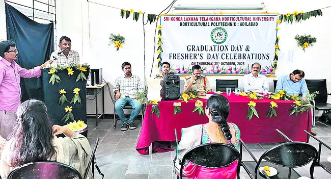 అట్టహాసంగా గ్రాడ్యుయేషన్ డే