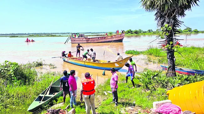 హమ్మయ్య.. బయటకు బోటు