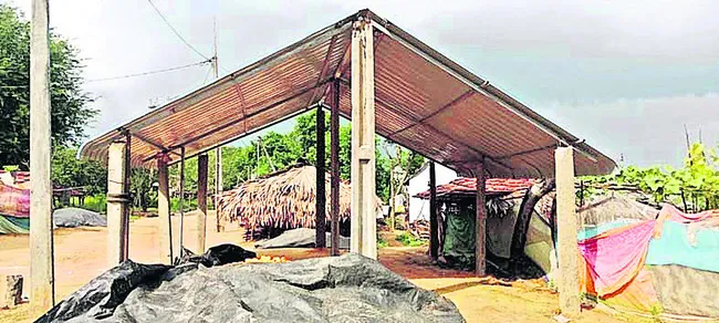 ● ఈ షెడ్డులో చదువుకోలేం..