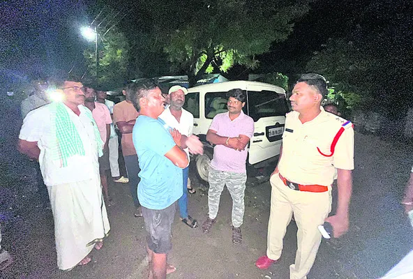 డబ్బులు తిరిగివ్వాలని ఆత్మహత్యాయత్నం