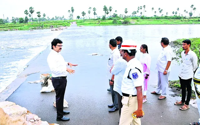 వాగుల వద్దకు వెళ్లొద్దు : కలెక్టర్