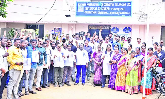 సురేష్ మృతికి విద్యుత్ అధికారుల నిర్లక్ష్యమే కారణం