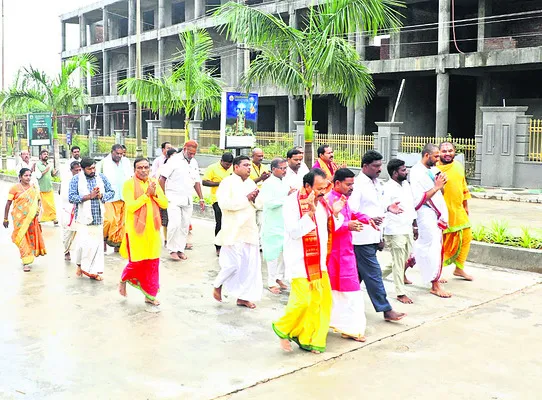 స్వర్ణగిరిలో గిరి ప్రదక్షిణ