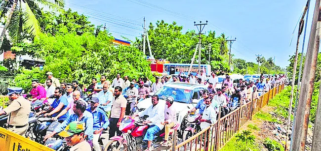పోలీసుల ఆంక్షలు.. ప్రజలకు అవస్థలు