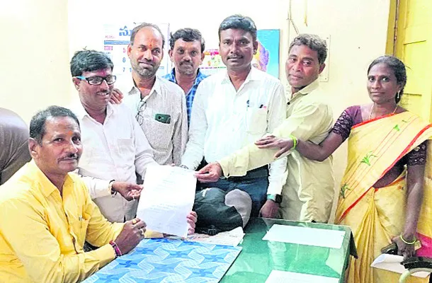 వేతనాలు తక్కువ వేశారని ఫిర్యాదు