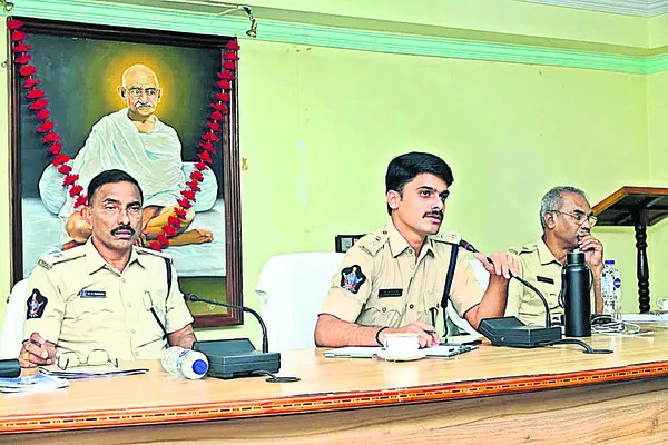 వాడీవేడిగా నేర సమీక్ష