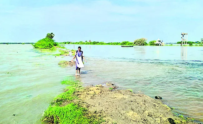 ఏరు దాటితేనే.. బతుకు పోరు
