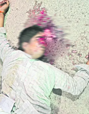 లారీ వెనక టైర్ కింద పడి వ్యక్తి దుర్మరణం