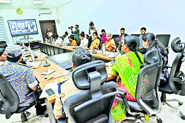 మంత్రులు, అధికారులు క్షేత్రస్థాయిలో పర్యటించాలి