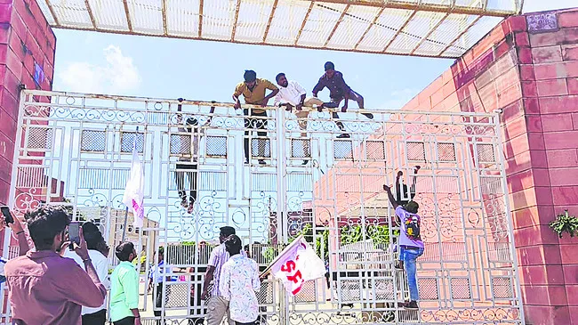 విద్యార్థుల జీవితాలతో ఆటలా..