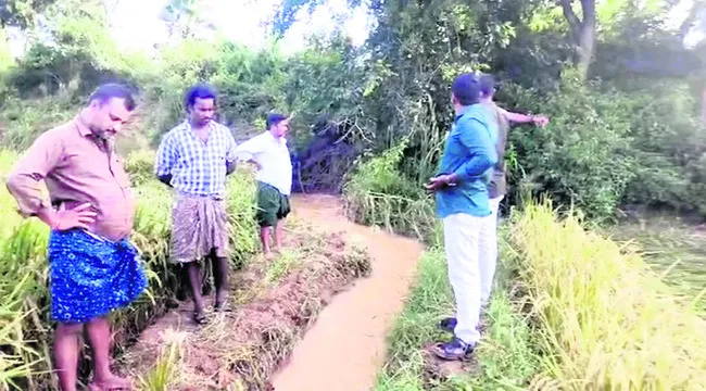 పచ్చనేత నిర్వాకంపై రైతుల గగ్గోలు