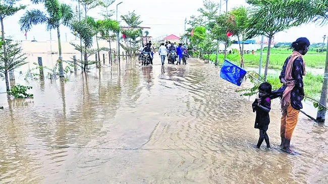 మడుగును తలపిస్తూ..