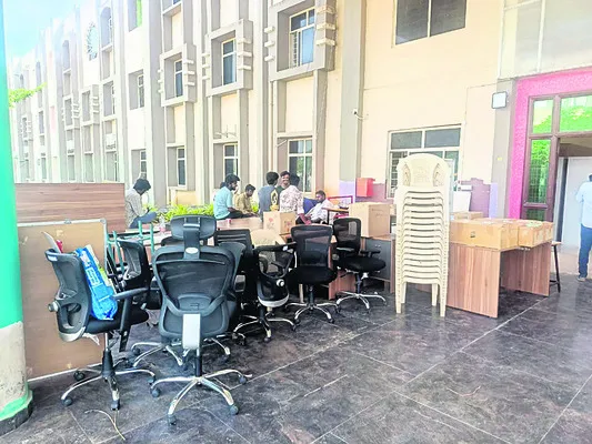 యూనివర్సిటీ తరలింపుపై స్టే