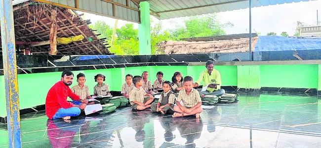 ●పాఠశాలకు బీటలు.. రచ్చబండపై చదువులు