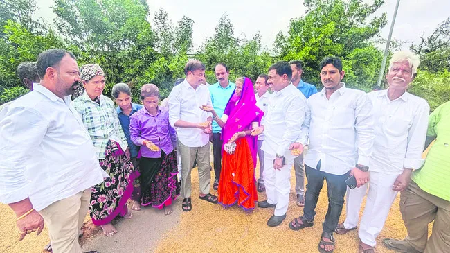 రైతుల తిప్పలు కనిపించవా?