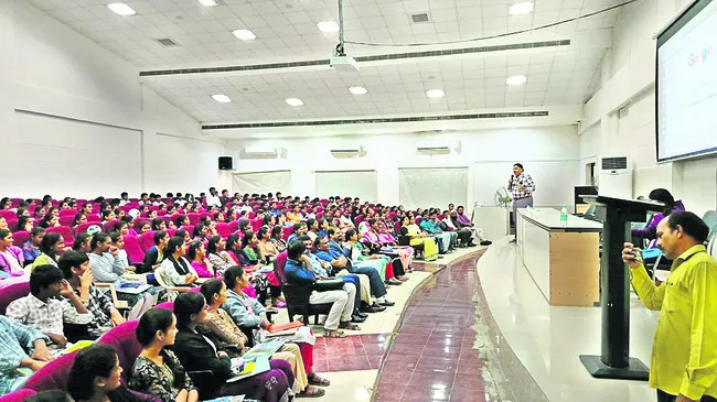 ఆర్జీయుకేటీలో ఆంగ్లభాషపై అవగాహన