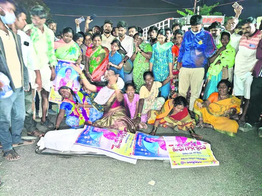 నవ వధువు మృతదేహంతో ధర్నా