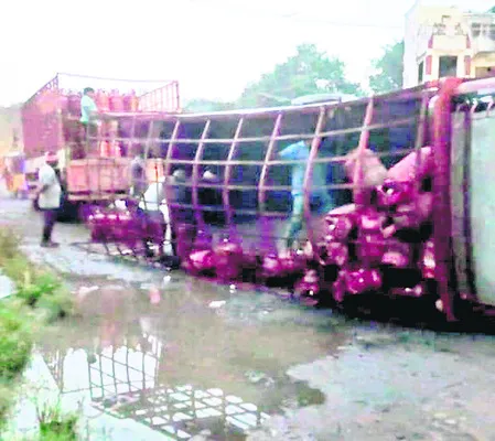 గ్యాస్ సిలిండర్ల లారీ బోల్తా