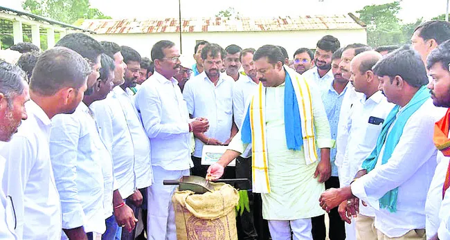 విగ్రహ ప్రతిష్టాపనోత్సవాలు ఘనంగా నిర్వహించాలి