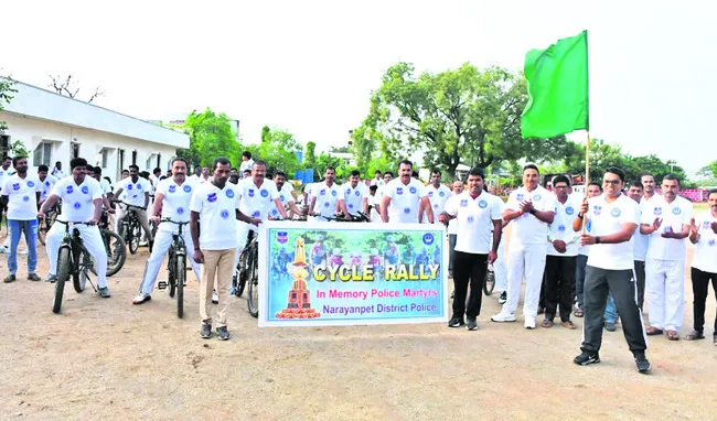 పోలీస్ అమరవీరుల త్యాగాలే స్ఫూర్తి