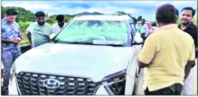 మారణాయుధాలతో భయపెట్టి రూ.5 లక్షలు దోపిడీ