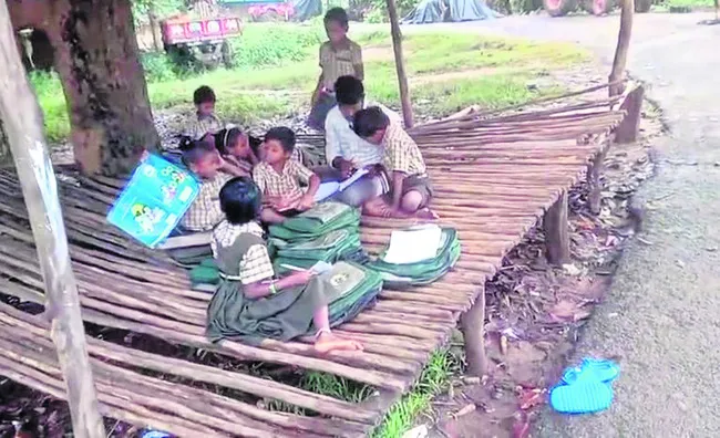 చెట్టు కిందనే చదువులు