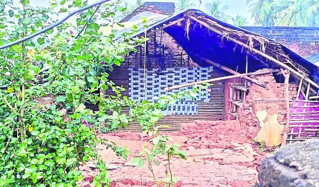 కూలిపోయిన ఇళ్లు