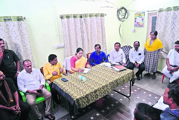 మొక్కుబడిగా మంత్రి పర్యటన