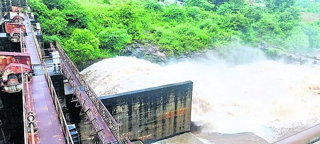 పరవళ్లు తొక్కుతున్న పెద్దగెడ్డ