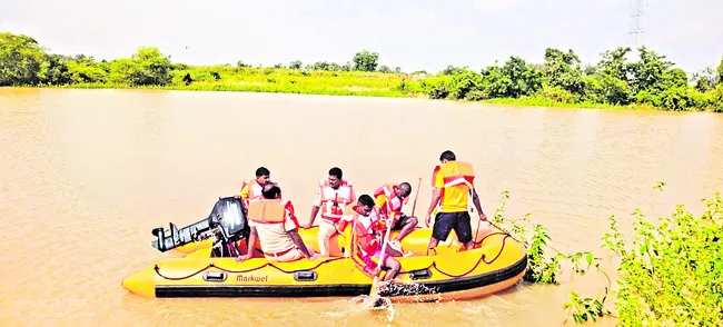 వరదలో ప్రేమజంట గల్లంతు