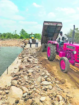 పెళ్లికి వెళ్లేలా.. వారధి మరమ్మతు!