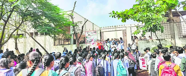 స్కాలర్షిప్లు విడుదల చేయాలి