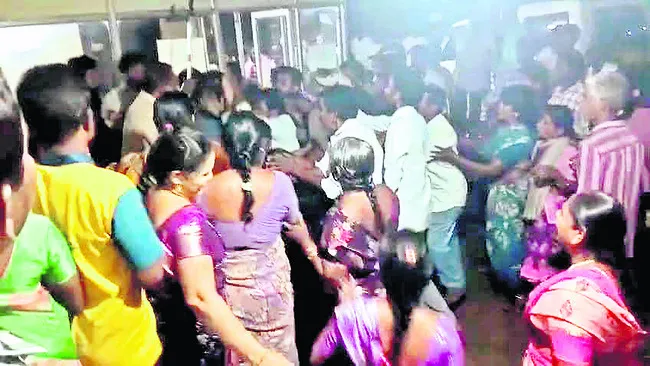 ● రక్షణ కోసం పోలీస్స్టేషన్కు వచ్చిన ప్రేమజంట ● యువతి