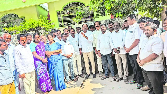 ప్రజా సమస్యలు గాలికి.. అబ్బాకొడుకులు షికారుకు..