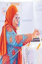 బుధవారం ఓటేస్తున్న టాంజానియా అధ్యక్షురాలు సమియా హస్సన్ 8