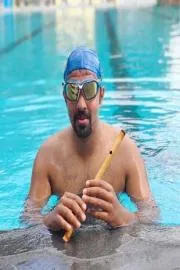 Young musician creates record by playing flute while swimming backstroke5