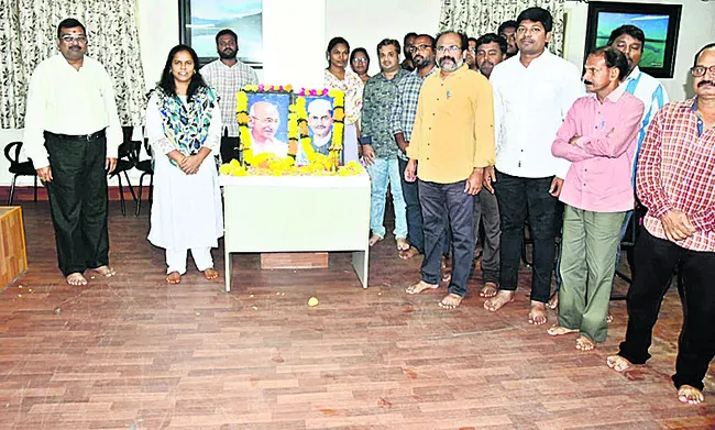 గాంధీ మార్గం అనుసరణీయం