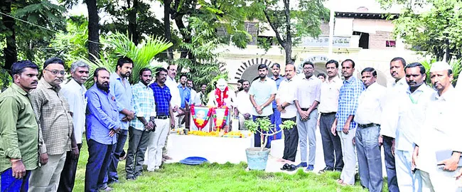 మహనీయుల జీవితం ఆదర్శప్రాయం 