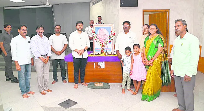 గాంధీ చూపిన మార్గంలో నడుద్దాం