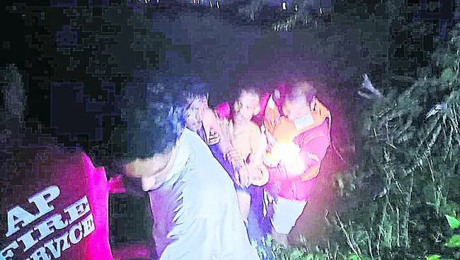 నదిలో దూకాడు.. రక్షించాక పరారయ్యాడు..
