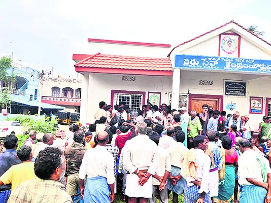 యూరియా కోసం పడిగాపులు