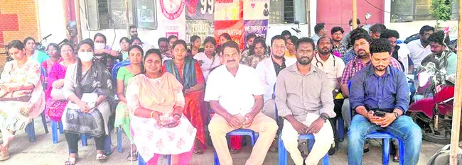 కొనసాగిన పీహెచ్‌సీ డాక్టర్ల దీక్షలు 