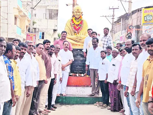 గాంధీజీ జీవితం అందరికీ ఆదర్శం 