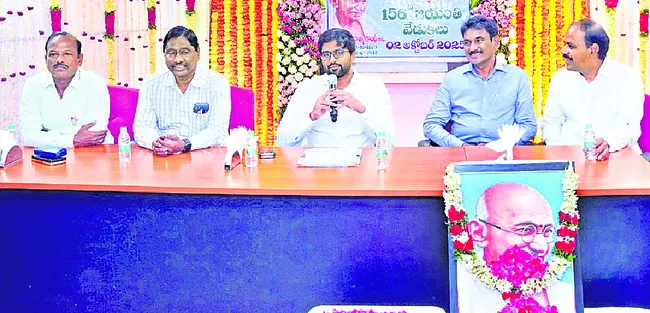 గాంధీ మార్గం అనుసరించాలి