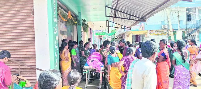 బాలింత మృతితో బంధువుల ఆందోళన 