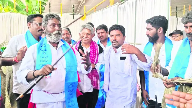 అలయ్‌ బలయ్‌లో చుక్కాపూర్‌ కళాకారుల ధూంధాం