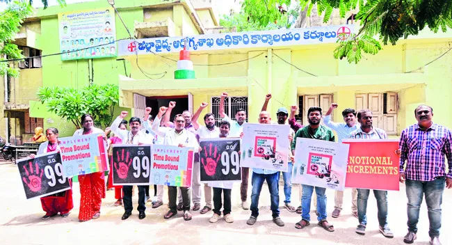 పదోన్నతులు లేకుండానే పదవీ విరమణ