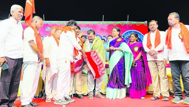 అంబరాన్నంటిన దసరోత్సవం 