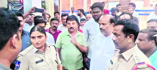 రోడ్డు ప్రమాదంలో డీఎస్పీకి గాయాలు 