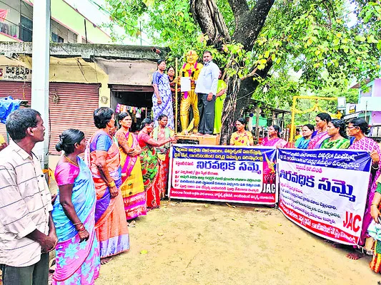 గాంధీ విగ్రహానికి కార్మికుల వినతి 